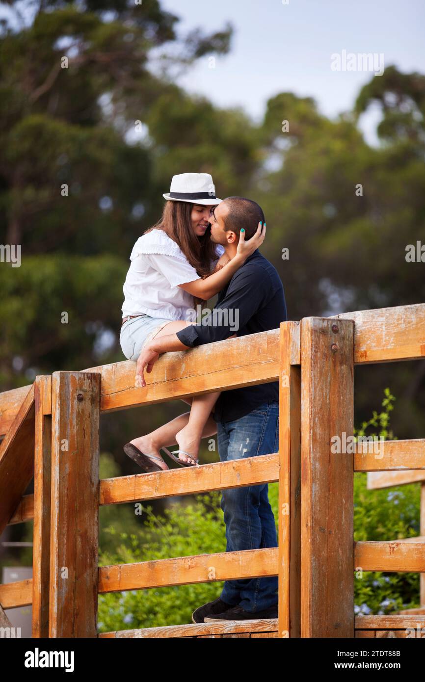 Coppie appassionate che frequentano il parco Foto Stock