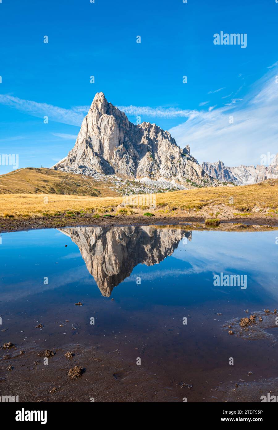 Magnifica vista della vetta della montagna "Ra Gusela" che si riflette nell'acqua di un piccolo lago vicino al passo Giau, nelle Dolomiti italiane. Foto Stock