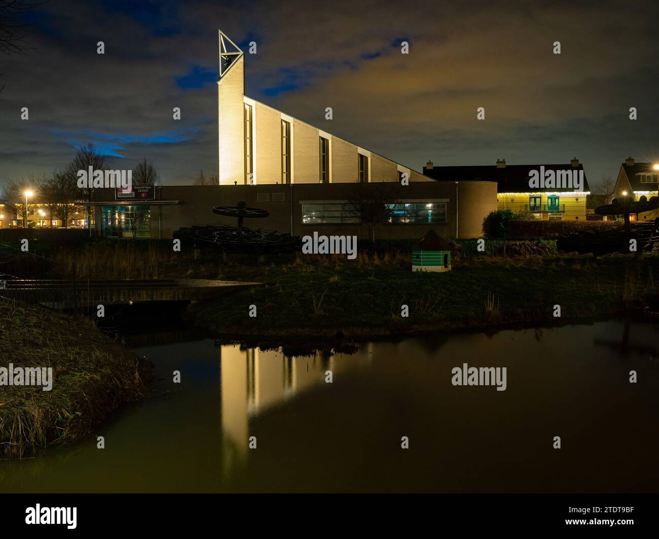 Splendida vista serale della chiesa illuminata "De Morgenster" a Zuidplas, un quartiere di Waddinxveen, Olanda. Foto Stock