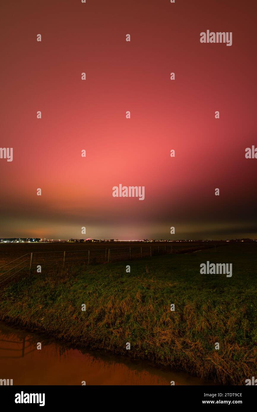 Nubi da rosso a viola derivanti dall'inquinamento luminoso delle città e delle serre di Westland, Paesi Bassi. Foto Stock
