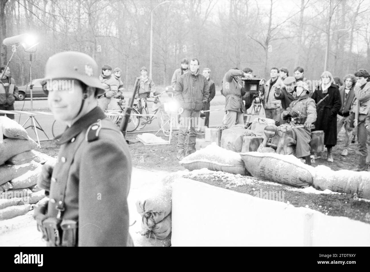 Registrazione di film The Attack di Fons Rademakers, Films, registrazioni di film, 12-03-1985, Whizgle News from the Past, su misura per il futuro. Esplora le narrazioni storiche, l'immagine dell'agenzia olandese olandese con una prospettiva moderna, colmando il divario tra gli eventi di ieri e quelli di domani. Un viaggio senza tempo che delinea le storie che plasmano il nostro futuro Foto Stock