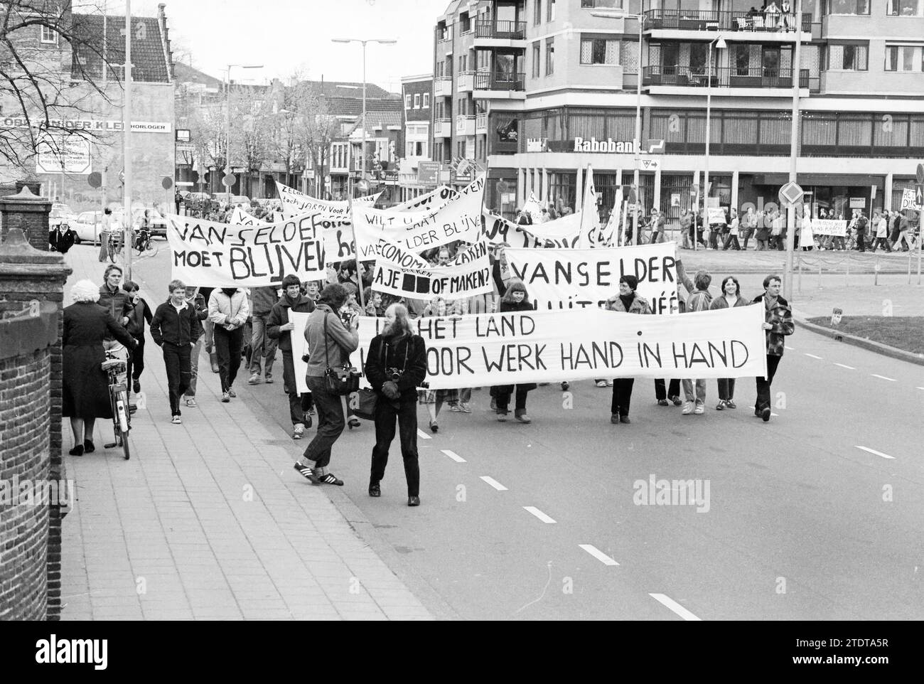 Protesta contro la minaccia di chiusura di Gelder Papierfabriek (VGP) in Velsen-Noord, 00-04-1981, Whizgle News from the Past, su misura per il futuro. Esplora le narrazioni storiche, l'immagine dell'agenzia olandese olandese con una prospettiva moderna, colmando il divario tra gli eventi di ieri e quelli di domani. Un viaggio senza tempo che delinea le storie che plasmano il nostro futuro Foto Stock