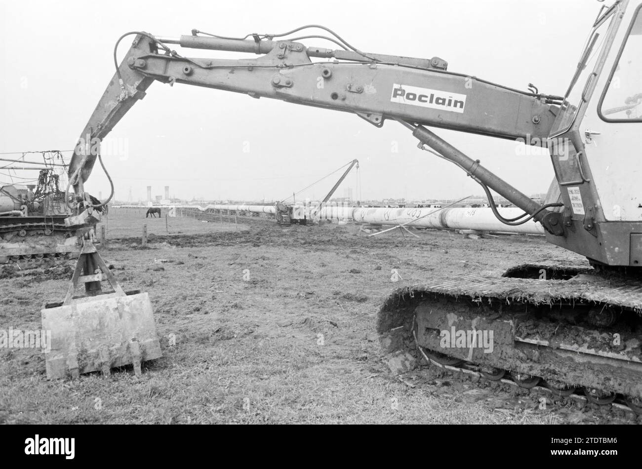 Posa di tubi. Sullo sfondo le torri di ventilazione del Velsertunnel, Whizgle News from the Past, su misura per il futuro. Esplora le narrazioni storiche, l'immagine dell'agenzia olandese olandese con una prospettiva moderna, colmando il divario tra gli eventi di ieri e quelli di domani. Un viaggio senza tempo che delinea le storie che plasmano il nostro futuro Foto Stock