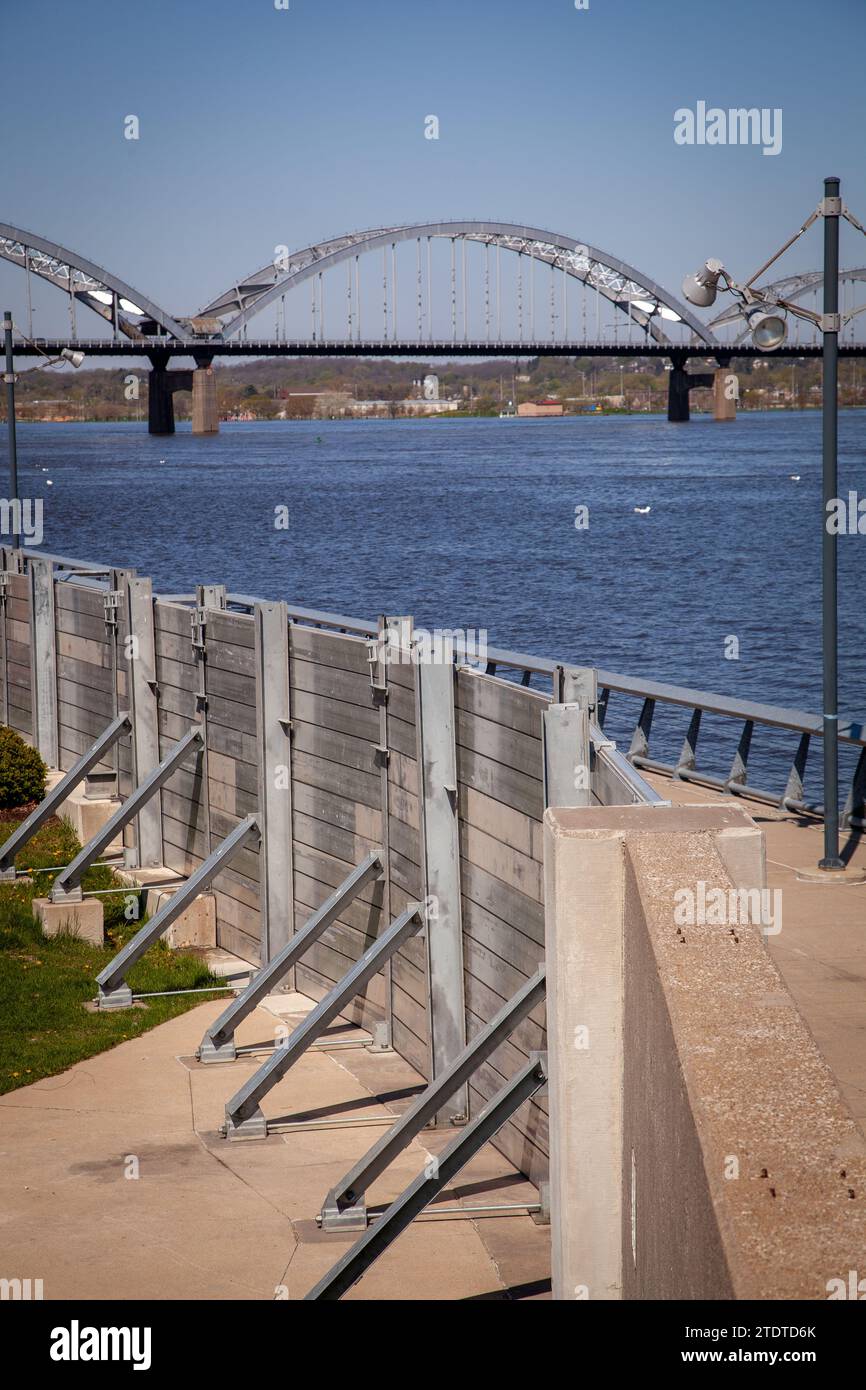 Pareti alluvionali temporanee lungo il fiume Mississippi Foto Stock