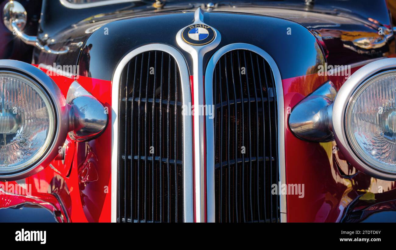 uzhgorod, ucraina - 31 ottobre 2021: primo piano frontale di una bmw 321 rossa con cappuccio nero. soleggiato parco autunnale all'aperto Foto Stock