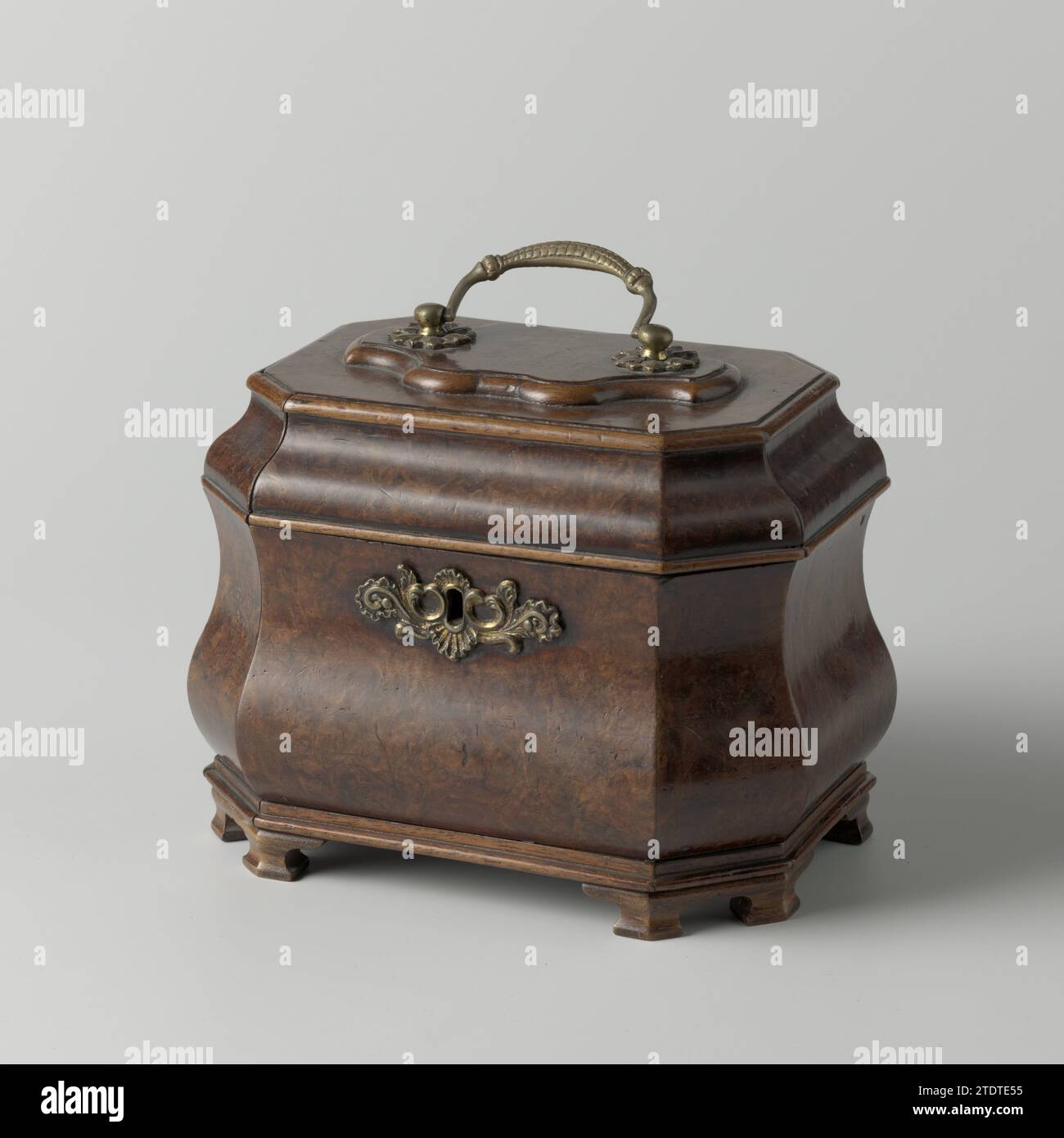 Torace, incollato con legno di carota. Ottagono, con pareti curve, anonimo, 1750 - 1775 scatola Eakhout, incollata con legno di noce. Di forma ottagonale, le pareti sono piegate. Impasto e manico in bronzo dorato. Interno rivestito con velluto verde. Quercia olandese (legno). noce (legno duro). bronzo (metallo). Scatola Eakhout per doratura (materiale), incollata con legno di dadi. Di forma ottagonale, le pareti sono piegate. Impasto e manico in bronzo dorato. Interno rivestito con velluto verde. Quercia olandese (legno). noce (legno duro). bronzo (metallo). doratura (materiale) Foto Stock