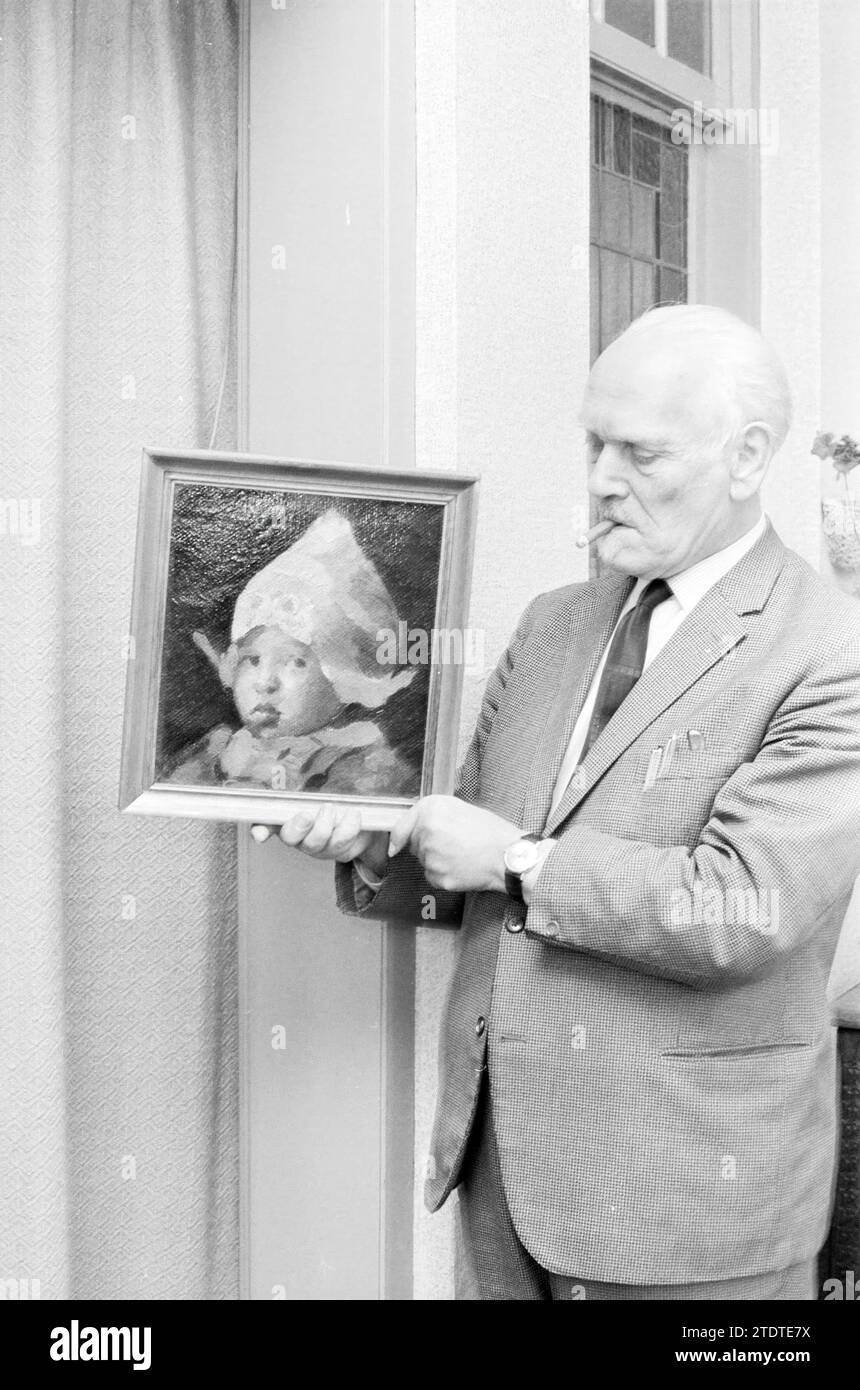 L'uomo mostra la pittura di bambino con cappello, Whizgle News from the Past, su misura per il futuro. Esplora le narrazioni storiche, l'immagine dell'agenzia olandese olandese con una prospettiva moderna, colmando il divario tra gli eventi di ieri e quelli di domani. Un viaggio senza tempo che delinea le storie che plasmano il nostro futuro Foto Stock