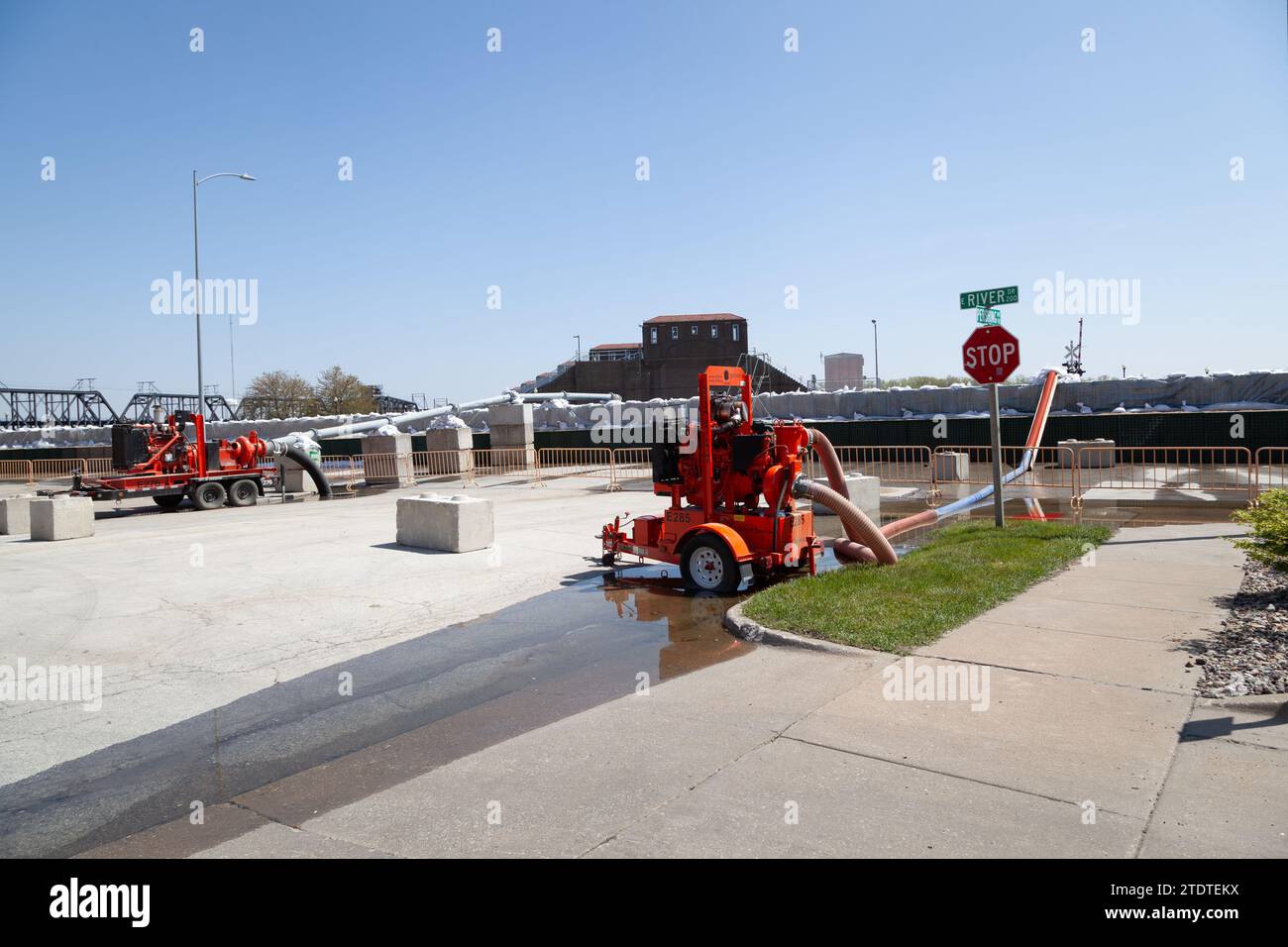 Muro di inondazione temporaneo installato per tenere un fiume fuori dalla città. Foto Stock