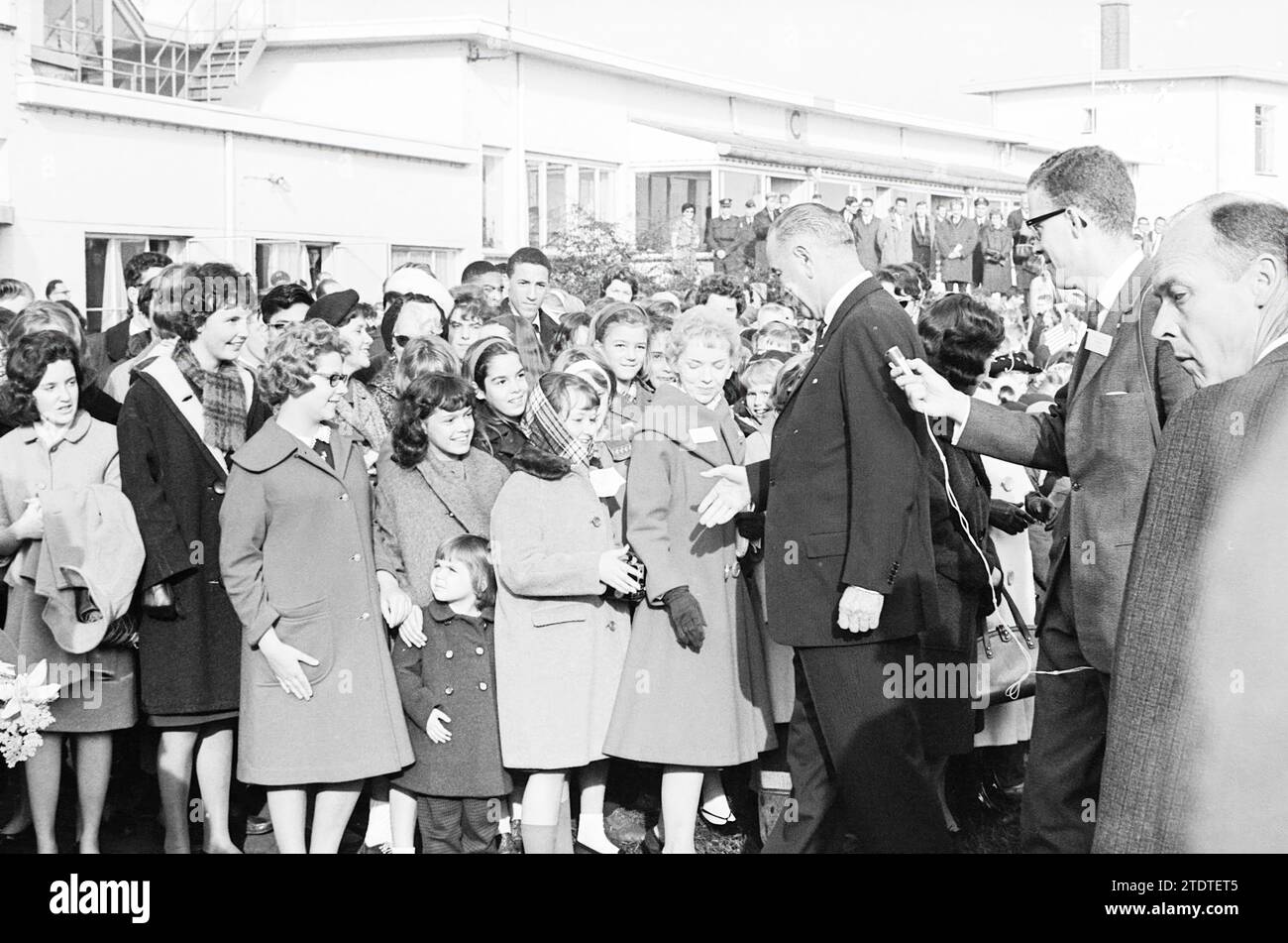 Arrivo del vicepresidente Lyndon Johnson of America a Ypenburg, visita ufficiale, 05-11-1963, Whizgle News from the Past, su misura per il futuro. Esplora le narrazioni storiche, l'immagine dell'agenzia olandese olandese con una prospettiva moderna, colmando il divario tra gli eventi di ieri e quelli di domani. Un viaggio senza tempo che delinea le storie che plasmano il nostro futuro Foto Stock