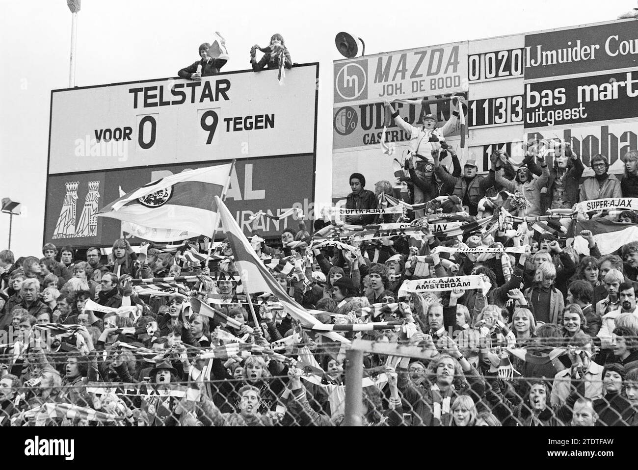 Partita di calcio Telstar - Ajax: 0 - 0, 13-10-1976, Whizgle notizie dal passato, su misura per il futuro. Esplora le narrazioni storiche, l'immagine dell'agenzia olandese olandese con una prospettiva moderna, colmando il divario tra gli eventi di ieri e quelli di domani. Un viaggio senza tempo che delinea le storie che plasmano il nostro futuro Foto Stock