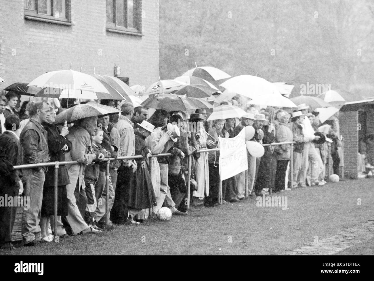 DSS - Van Nispen, 25-04-1992, Whizgle News from the Past, su misura per il futuro. Esplora le narrazioni storiche, l'immagine dell'agenzia olandese olandese con una prospettiva moderna, colmando il divario tra gli eventi di ieri e quelli di domani. Un viaggio senza tempo che delinea le storie che plasmano il nostro futuro Foto Stock