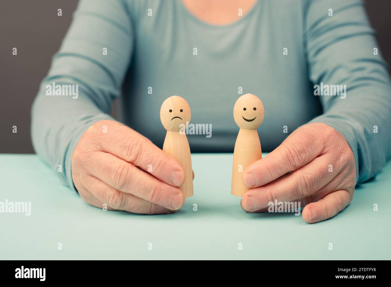 Mente con un volto triste e felice, concetto di salute mentale, pensiero positivo e negativo, autostima e percezione, emozione Foto Stock