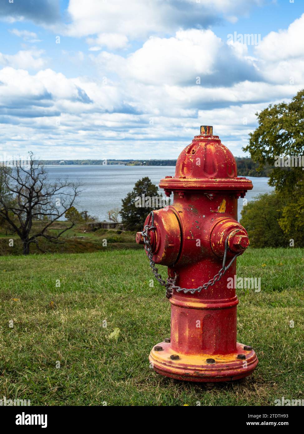 Un'impressionante stazione d'acqua rossa alimenta i terreni di Fort Washington, Virginia, dominando una vista sul fiume Potomac e la porta d'ingresso a Washington D. Foto Stock