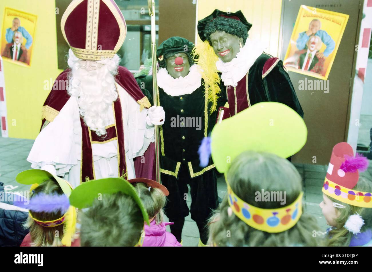 Saint Nicholas on the Viersprong, 04-12-2002, Whizgle News from the Past, su misura per il futuro. Esplora le narrazioni storiche, l'immagine dell'agenzia olandese olandese con una prospettiva moderna, colmando il divario tra gli eventi di ieri e quelli di domani. Un viaggio senza tempo che delinea le storie che plasmano il nostro futuro Foto Stock