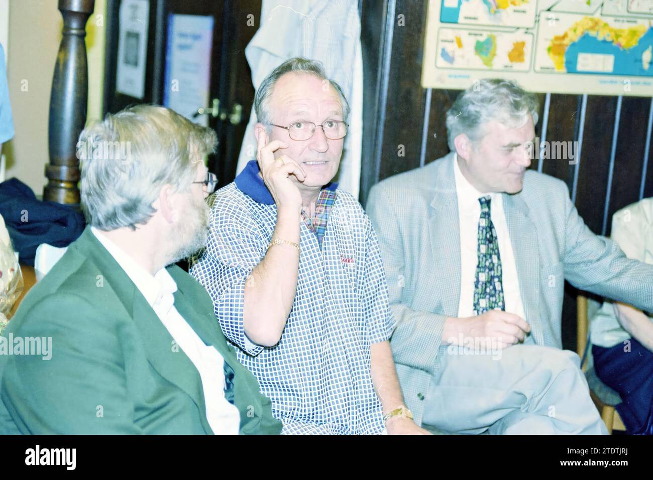 Mr. Residents of the Hague, Medal Presentation, Haarlem, Paesi Bassi, 02-06-1999, Whizgle News dal passato, su misura per il futuro. Esplora le narrazioni storiche, l'immagine dell'agenzia olandese olandese con una prospettiva moderna, colmando il divario tra gli eventi di ieri e quelli di domani. Un viaggio senza tempo che delinea le storie che plasmano il nostro futuro Foto Stock