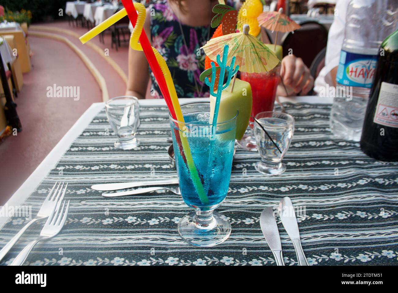 Cocktail serviti su un tavolo del ristorante in attesa di cena Foto Stock