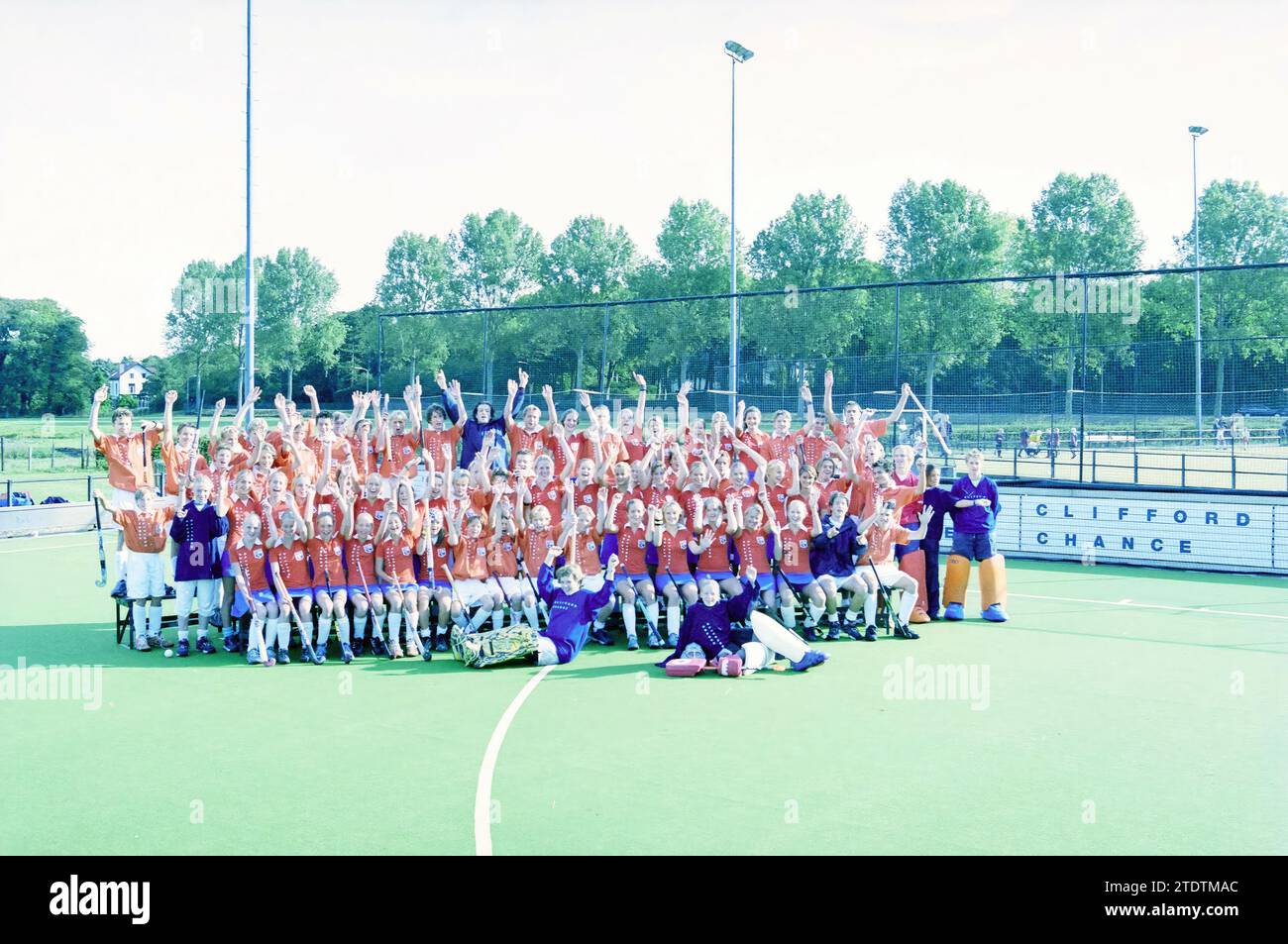Gruppo giovanile, Bloemendaal hockey, 26-09-2003, Whizgle News from the Past, su misura per il futuro. Esplora le narrazioni storiche, l'immagine dell'agenzia olandese olandese con una prospettiva moderna, colmando il divario tra gli eventi di ieri e quelli di domani. Un viaggio senza tempo che delinea le storie che plasmano il nostro futuro Foto Stock Gruppo giovanile, Bloemendaal hockey, 26-09-2003, Whizgle News from the Past, su misura per il futuro. Esplora le narrazioni storiche, l'immagine dell'agenzia olandese olandese con una prospettiva moderna, colmando il divario tra gli eventi di ieri e quelli di domani. Un viaggio senza tempo che delinea le storie che plasmano il nostro futuro Foto Stock