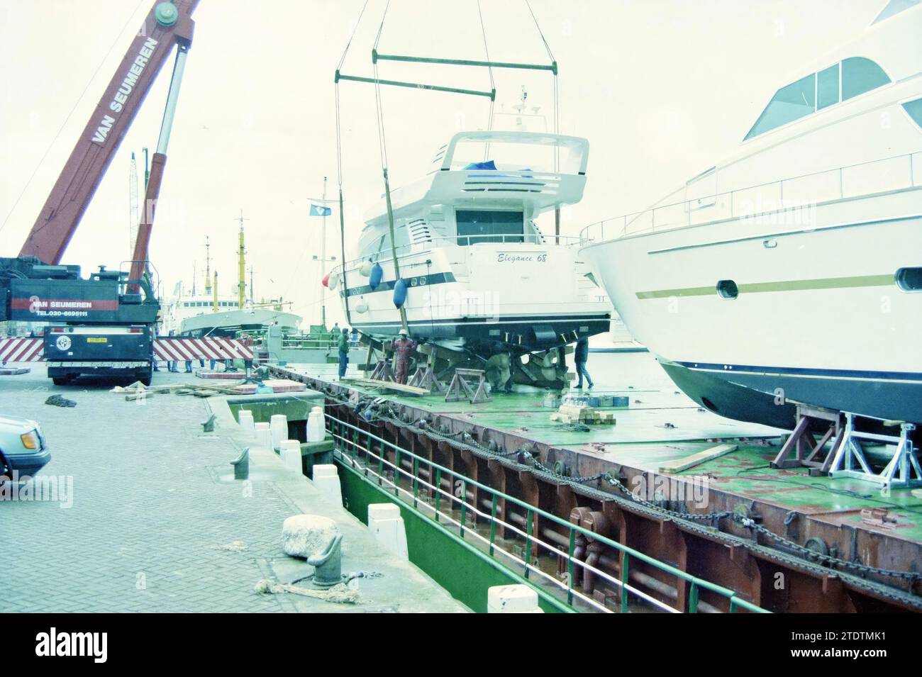 Una piattaforma aerea colloca un motoscafo su una nave interna a IJmuiden, IJmuiden, Paesi Bassi, 25-02-1997, Whizgle News from the Past, su misura per il futuro. Esplora le narrazioni storiche, l'immagine dell'agenzia olandese olandese con una prospettiva moderna, colmando il divario tra gli eventi di ieri e quelli di domani. Un viaggio senza tempo che delinea le storie che plasmano il nostro futuro Foto Stock