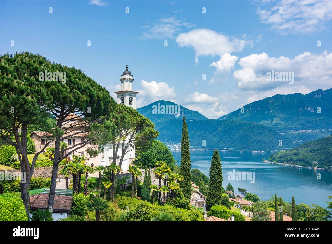 Vico Morcote: chiesa dei Santi fedele e Simone, Lago di Lugano (Lago di Lugano) a Lugano, Ticino, Tessin, Svizzera Foto Stock