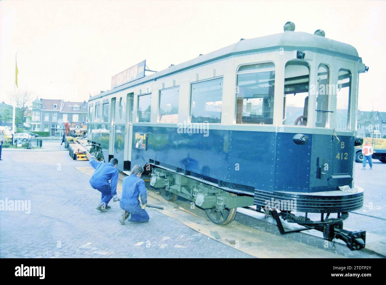 Trasferimento del tram blu nel nuovo museo della NZH, Haarlem, Leidsevaart, Paesi Bassi, 02-05-1996, Whizgle News dal passato, su misura per il futuro. Esplora le narrazioni storiche, l'immagine dell'agenzia olandese olandese con una prospettiva moderna, colmando il divario tra gli eventi di ieri e quelli di domani. Un viaggio senza tempo che delinea le storie che plasmano il nostro futuro Foto Stock