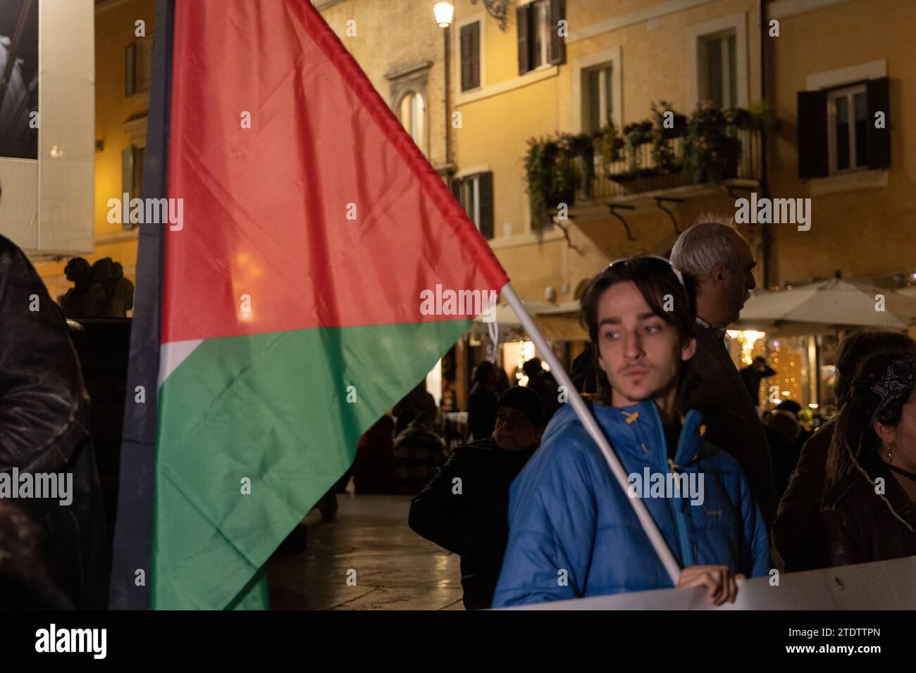 Roma, Italia. 19 dicembre 2023. Ragazzo con bandiera palestinese durante il sit-in organizzato da "Disarmisti sigenti" e gruppi di attivisti davanti al Pantheon di Roma contro l'invio di altre armi italiane alla guerra in Ucraina (foto di Matteo Nardone/Pacific Press) credito: Pacific Press Media Production Corp./Alamy Live News Foto Stock