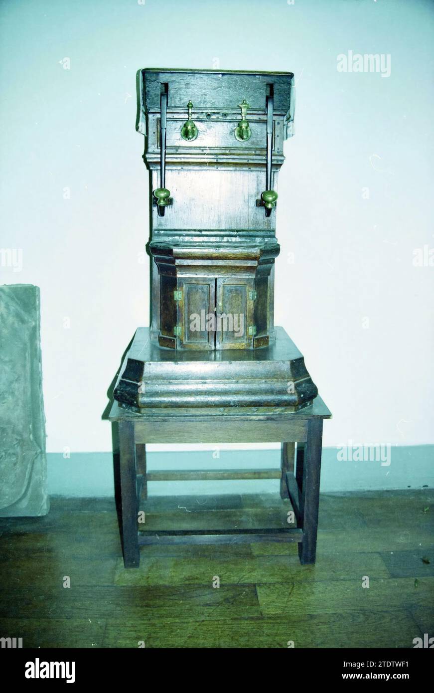 Foto riguardanti l'inventario di una collezione museale, Whizgle News from the Past, su misura per il futuro. Esplora le narrazioni storiche, l'immagine dell'agenzia olandese olandese con una prospettiva moderna, colmando il divario tra gli eventi di ieri e quelli di domani. Un viaggio senza tempo che delinea le storie che plasmano il nostro futuro Foto Stock