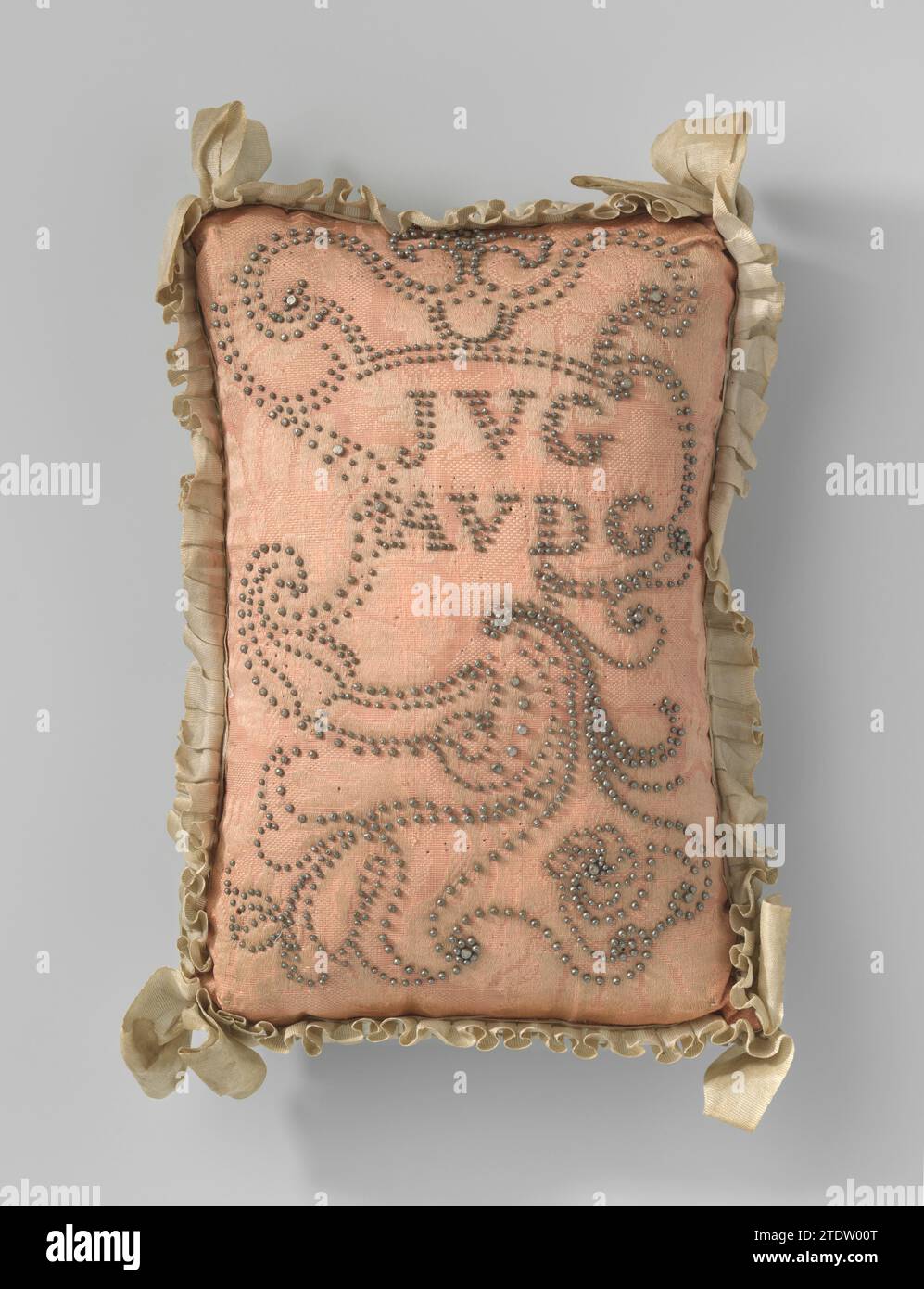 Cuscino natalizio di rosa Zijddamast e raso giallo con motivo di garofani rosa, in cui una corona e le iniziali JVG e AVDG sono punte con perni testa di diverso spessore, anonimi, c. 1750 cuscino natalizio di rosa Zijddamast e Geel Satin con un motivo di garofani rosa, in cui una corona e le iniziali JVG e AVDG sono stampigliate con perni testa di diverso spessore. Olanda tessuto: Seta. Tessuto: Seta. Tessuto: Satinato. Lint: Seta. Coppa incantesimo: Cuscino natalizio Damasco in metallo di Rose Zijddamast e Geel Satin con un motivo di garofani rosa, in cui una corona e le iniziali JVG e AVDG Foto Stock