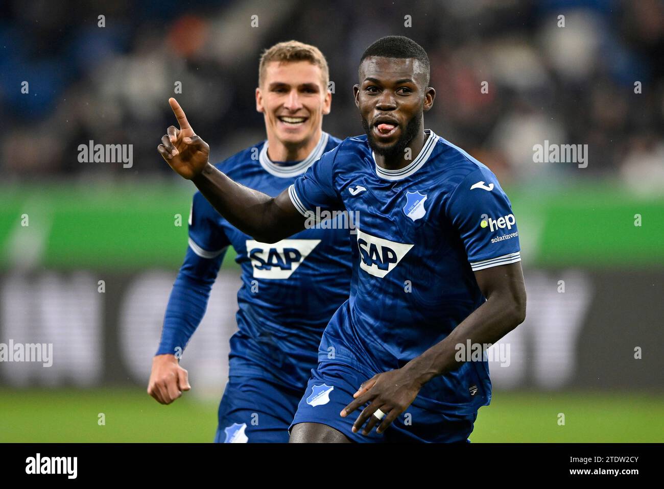 Sinsheim, Deutschland. 19 dicembre 2023. TOR zum 3:2 Ihlas Bebou TSG 1899 Hoffenheim (09) Torjubel Grischa Proemel TSG 1899 Hoffenheim (06) TSG 1899 Hoffenheim vs. SV Darmstadt 98, Fussball, Bundesliga, 16. Spieltag, Saison 2023/2024, 19.12.2023. LE NORMATIVE DFL VIETANO QUALSIASI USO DI FOTOGRAFIE COME SEQUENZE DI IMMAGINI E/O QUASI-VIDEO foto: Eibner-Pressefoto/Michael Weber Credit: dpa/Alamy Live News Foto Stock