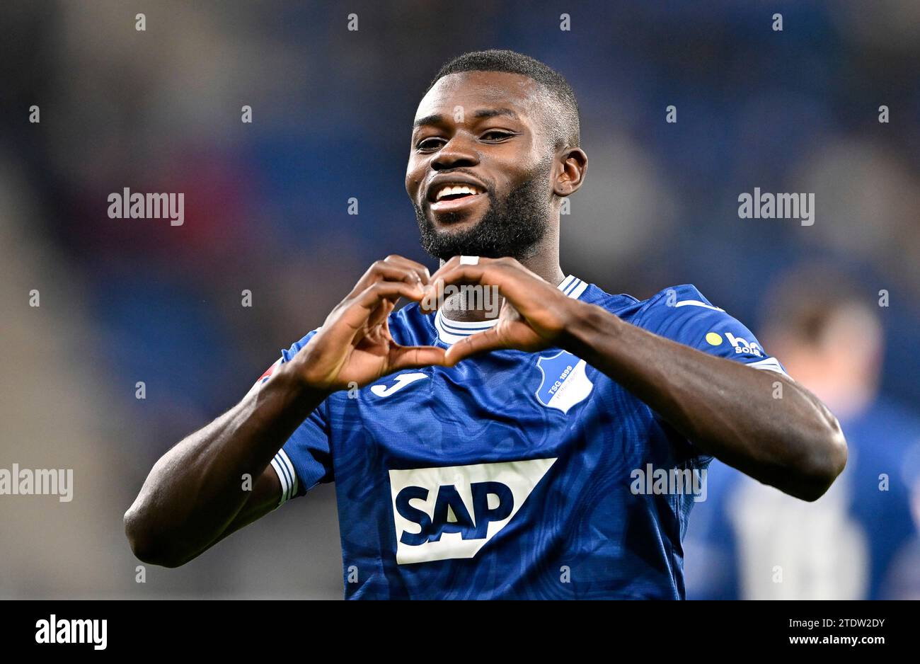 Sinsheim, Deutschland. 19 dicembre 2023. TOR zum 3:2 Ihlas Bebou TSG 1899 Hoffenheim (09) Torjubel Gestik Geste Herz TSG 1899 Hoffenheim vs. SV Darmstadt 98, Fussball, Bundesliga, 16. Spieltag, Saison 2023/2024, 19.12.2023. LE NORMATIVE DFL VIETANO QUALSIASI USO DI FOTOGRAFIE COME SEQUENZE DI IMMAGINI E/O QUASI-VIDEO foto: Eibner-Pressefoto/Michael Weber Credit: dpa/Alamy Live News Foto Stock