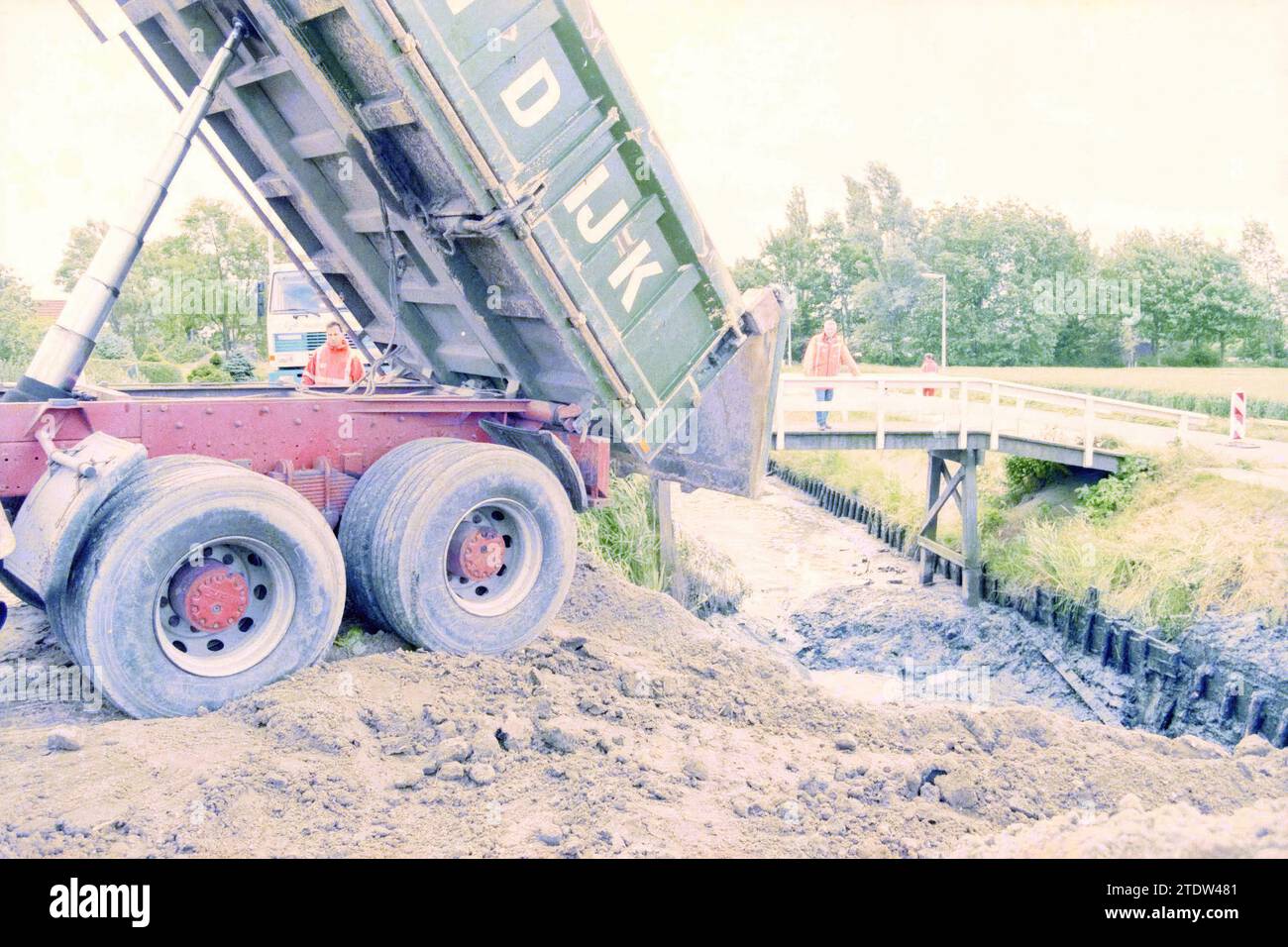 Costruzione di un canale sotterraneo, nuova costruzione, Nieuw-Vennep, Nieuw-Vennep, 23-06-1997, Whizgle News dal passato, su misura per il futuro. Esplora le narrazioni storiche, l'immagine dell'agenzia olandese olandese con una prospettiva moderna, colmando il divario tra gli eventi di ieri e quelli di domani. Un viaggio senza tempo che delinea le storie che plasmano il nostro futuro Foto Stock