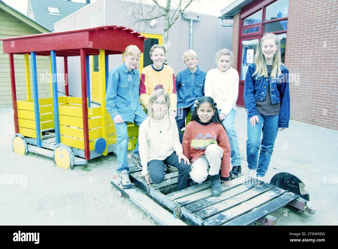 Partecipazione dei giovani. Group Velserbroek, 16-03-1999, Whizgle News from the Past, su misura per il futuro. Esplora le narrazioni storiche, l'immagine dell'agenzia olandese olandese con una prospettiva moderna, colmando il divario tra gli eventi di ieri e quelli di domani. Un viaggio senza tempo che delinea le storie che plasmano il nostro futuro Foto Stock Partecipazione dei giovani. Group Velserbroek, 16-03-1999, Whizgle News from the Past, su misura per il futuro. Esplora le narrazioni storiche, l'immagine dell'agenzia olandese olandese con una prospettiva moderna, colmando il divario tra gli eventi di ieri e quelli di domani. Un viaggio senza tempo che delinea le storie che plasmano il nostro futuro Foto Stock