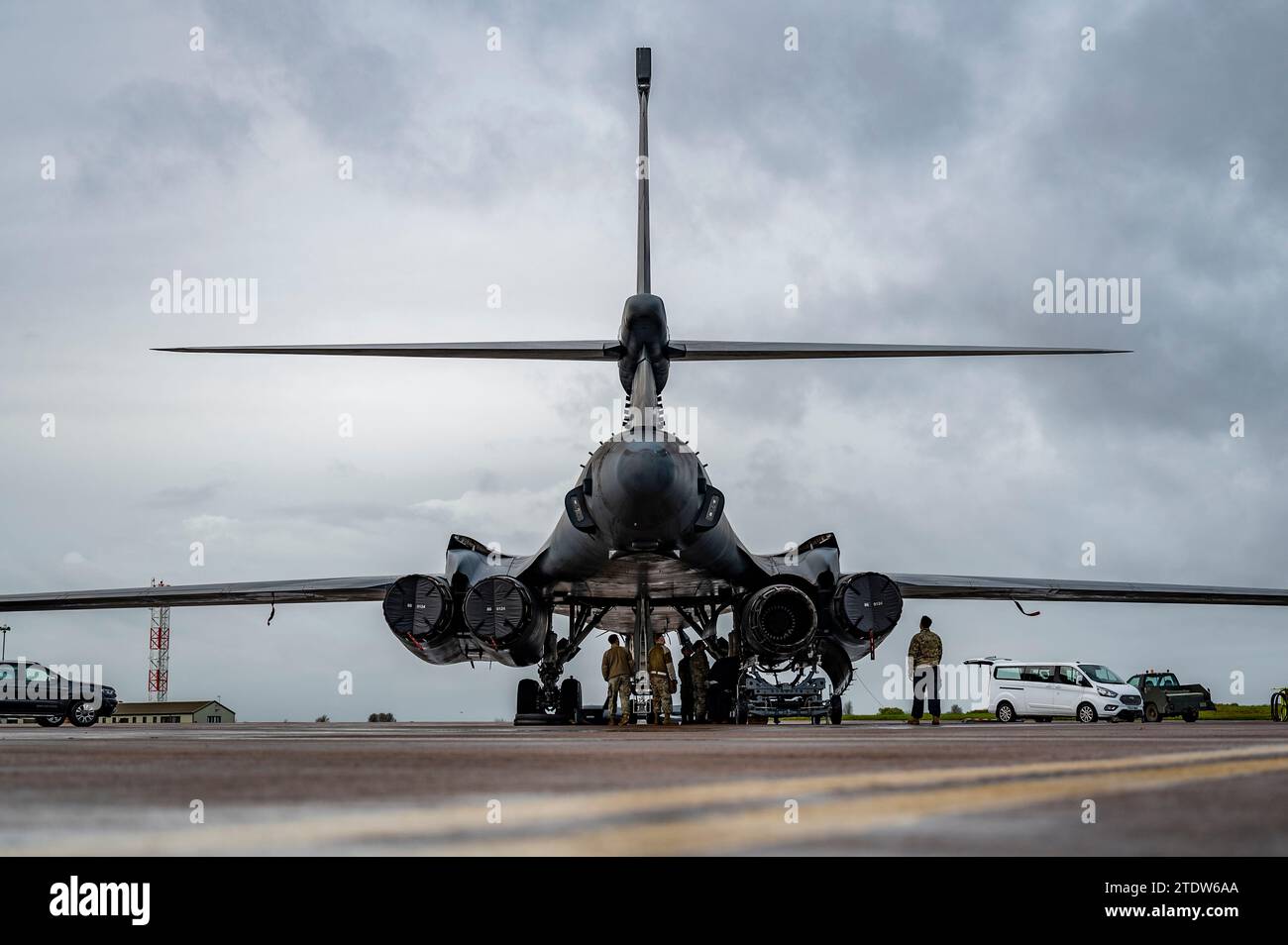 Gli avieri del 9th Expeditionary Bomb Squadron eseguono un rapido cambio di motore presso la RAF Fairford, Regno Unito, 1 novembre 2023. Le missioni della Bomber Task Force sono rappresentative dell'impegno degli Stati Uniti nei confronti dei nostri alleati e partner e migliorano la sicurezza regionale. (Foto dell'aeronautica militare statunitense di Ryan Hayman) Foto Stock