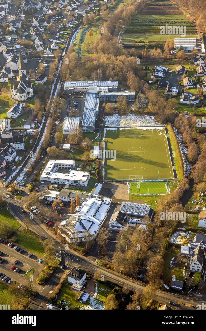 Vista aerea, campo da calcio Sparkassenarena Bigge campo artificiale di TSV Bigge-Olsberg, scuola speciale municipale di Ruhraue, Bigge, Olsberg, Sauerlan Foto Stock
