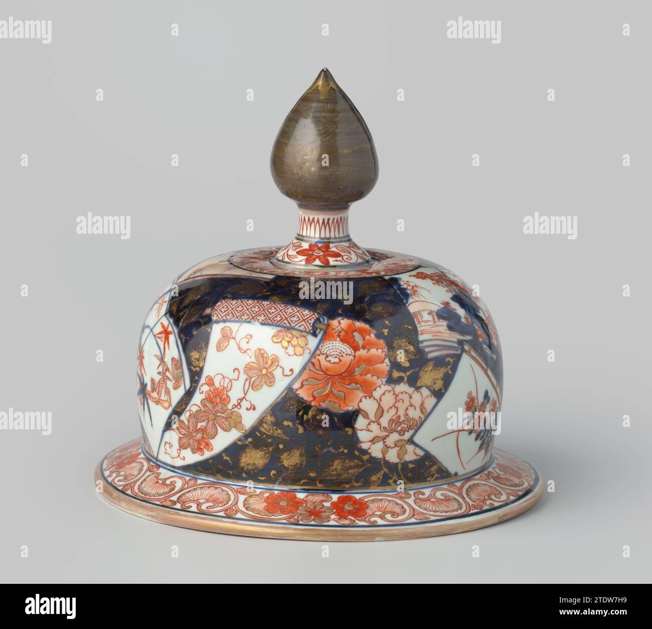 Vaso con coperchio, anonimo, c. 1700 vaso con coperchio a forma di uovo in porcellana, verniciato in blu trasparente e su rosso, nero e oro. Sulla pancia una rappresentazione continua di vari padiglioni con donne circondati da una roccia e grandi piante fiorite (peonia, garofano, prunus, crisantemo) in un giardino recintato. Sulla spalla un'ampia fascia con ranghi peonici interrotti da cartilli a forma di libro con paesaggi o piante fiorite. Intorno al collo una fascia con viti a foglia interrotta da gruppi di tre fiori di prunus. Intorno al piede e sul collo uno pneumatico con alternativamente un fiore stilizzato li Foto Stock