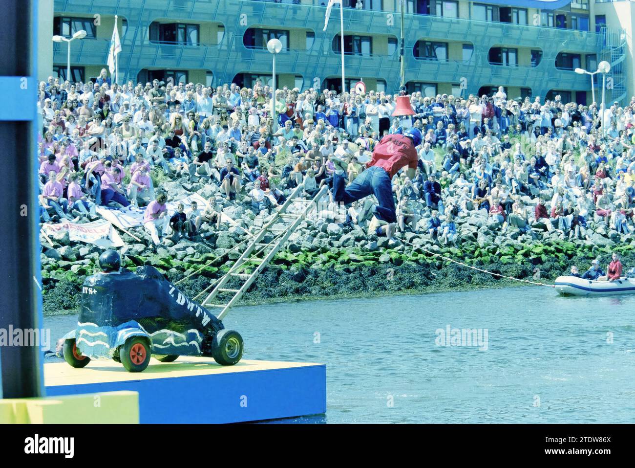 A terra, in mare e in aria, IJmuiden, IJmuiden, Paesi Bassi, 20-06-2003, Whizgle News dal passato, su misura per il futuro. Esplora le narrazioni storiche, l'immagine dell'agenzia olandese olandese con una prospettiva moderna, colmando il divario tra gli eventi di ieri e quelli di domani. Un viaggio senza tempo che delinea le storie che plasmano il nostro futuro Foto Stock