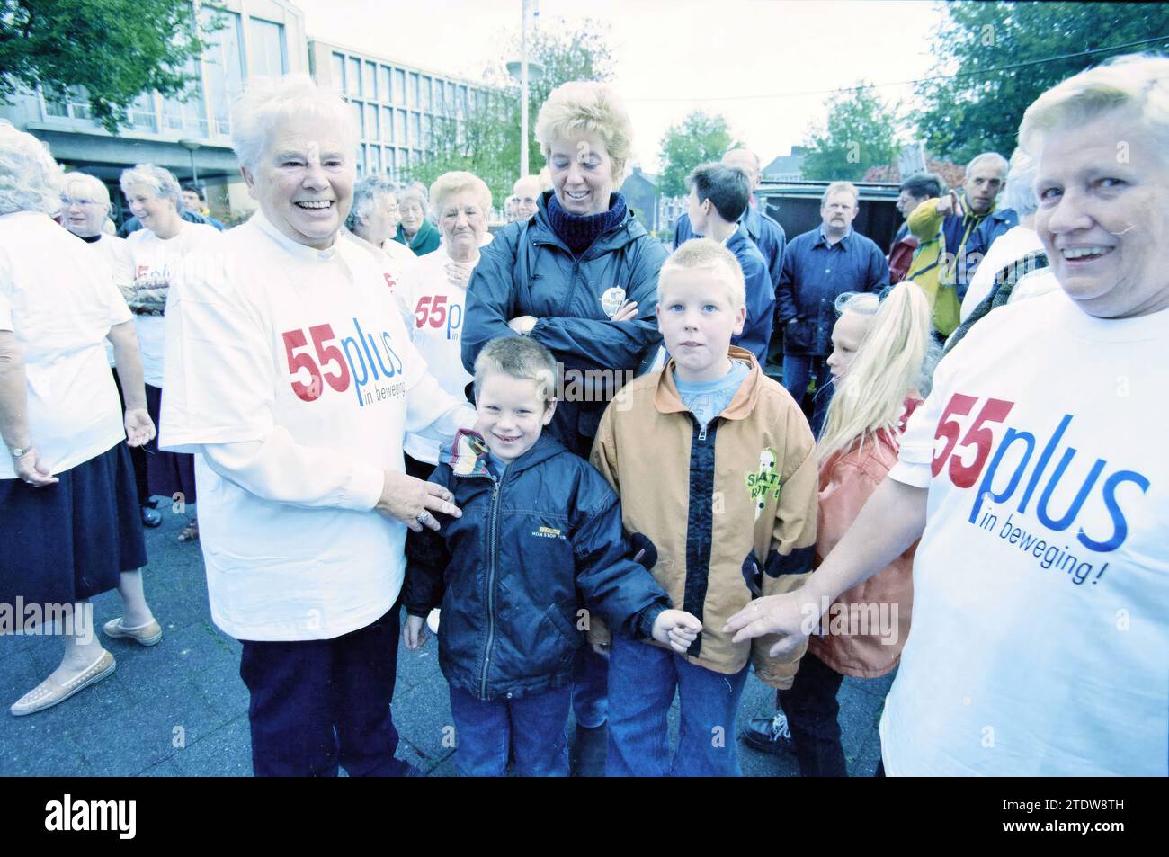 Fitness al Plein 1945 per oltre 55 persone con t-shirt "55plus in movimento" presso l'ufficio Zilveren Kruis, IJmuiden, Plein 1945, Paesi Bassi, 14-10-1997, Whizgle News dal passato, su misura per il futuro. Esplora le narrazioni storiche, l'immagine dell'agenzia olandese olandese con una prospettiva moderna, colmando il divario tra gli eventi di ieri e quelli di domani. Un viaggio senza tempo che delinea le storie che plasmano il nostro futuro Foto Stock