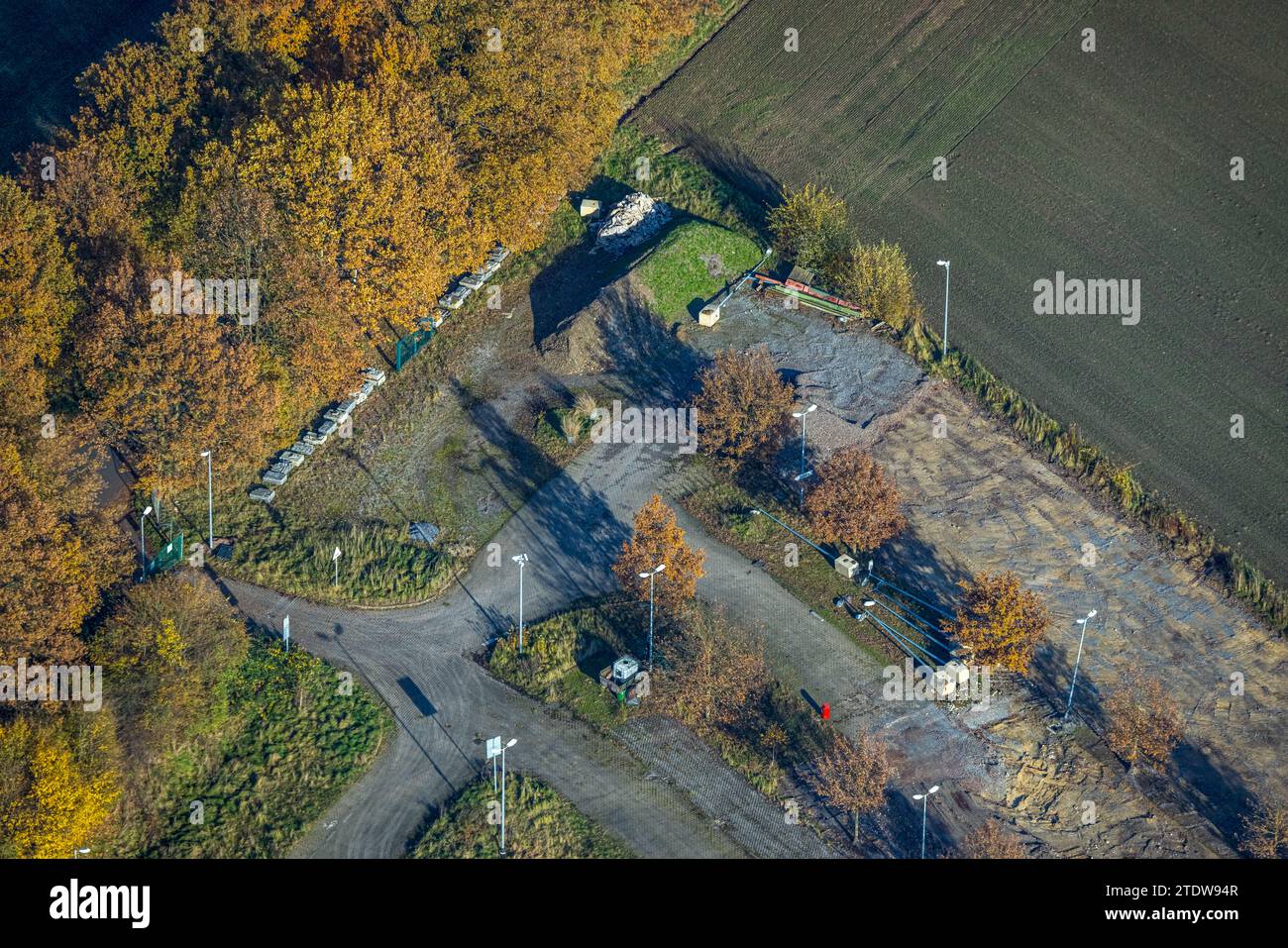 Vista aerea, Parkpkatz Alter Postweg, circondato da alberi decidui autunnali, Kirchhellen-Nord-Ovest, Bottrop, area della Ruhr, Renania settentrionale-Vestfalia, Germa Foto Stock