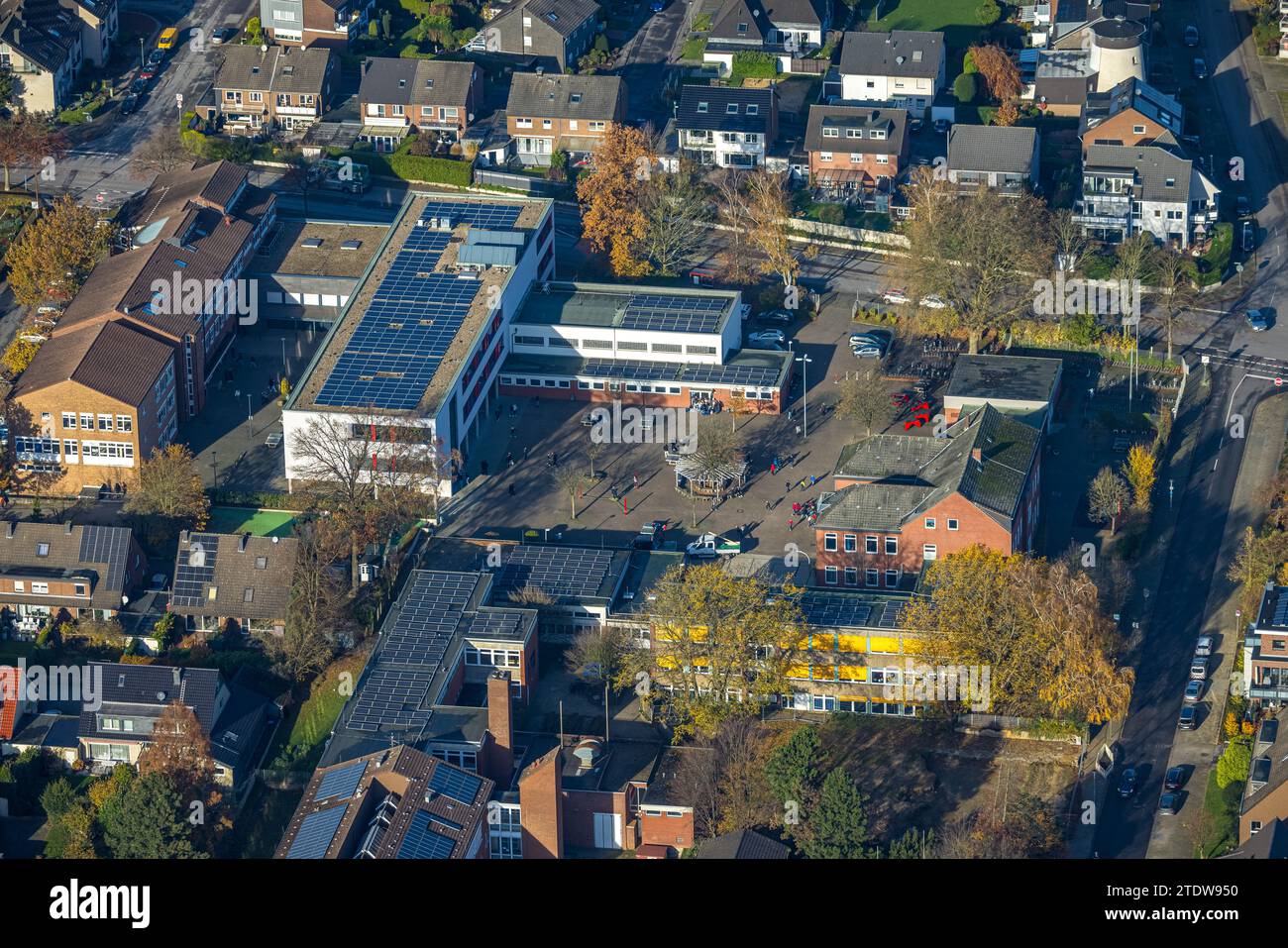 Veduta aerea, vigili del fuoco volontari, scuola secondaria e Vestisches Gymnasium, circondati da alberi decidui autunnali, Kirchhellen, Bottrop, Ruhr Foto Stock