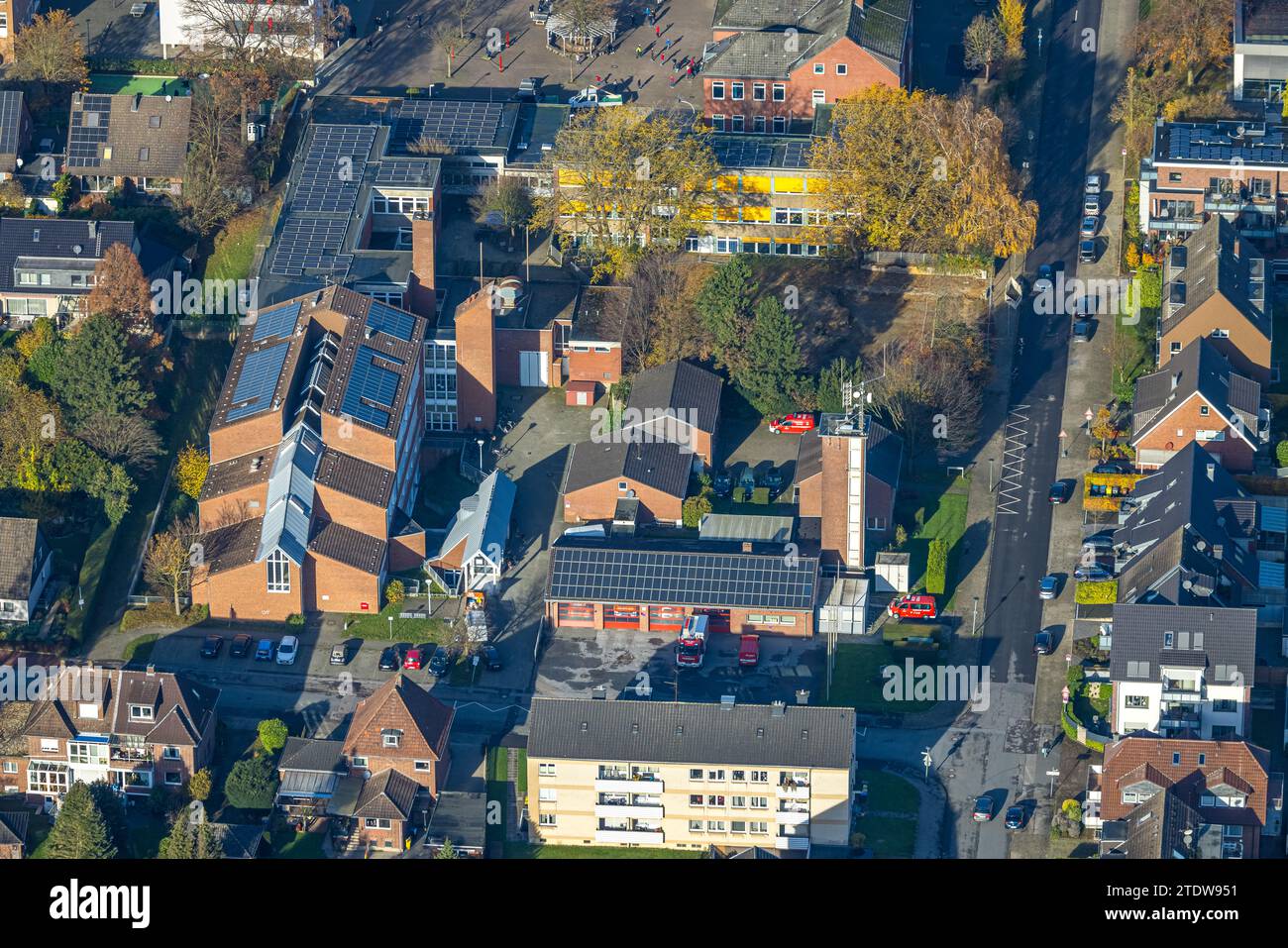 Veduta aerea, vigili del fuoco volontari, scuola secondaria e Vestisches Gymnasium, circondati da alberi decidui autunnali, Kirchhellen, Bottrop, Ruhr Foto Stock
