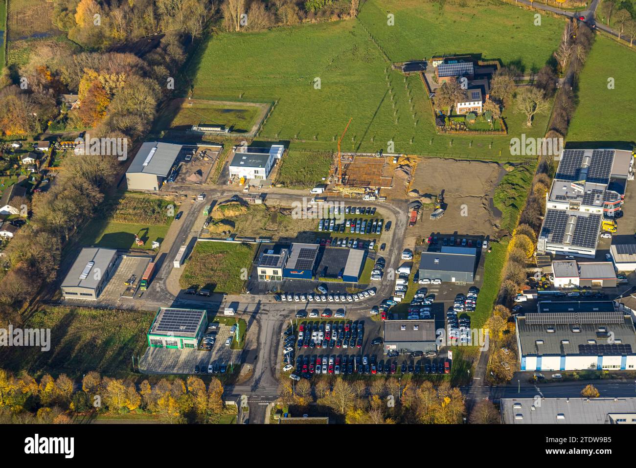 Vista aerea, zona industriale in Val Pinnale con cantiere, circondata da alberi decidui autunnali, Kirchhellen, Bottrop, zona della Ruhr, Reno settentrionale Foto Stock
