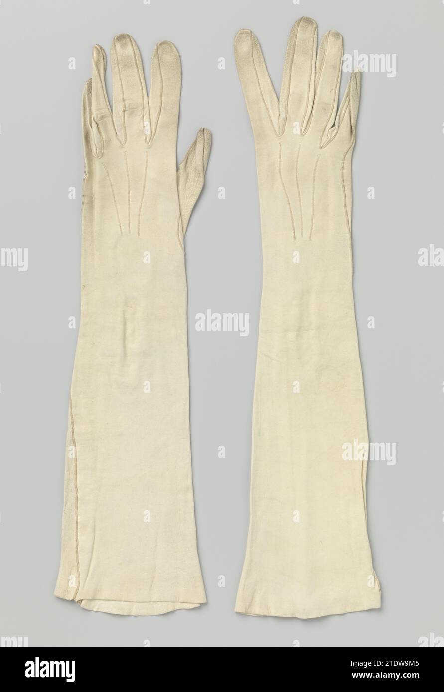 Guanto in pelle di cera bianca, anonimo, c. 1920 - c. 1930 guanto sinistro in pelle di cera bianca. Al polso una spaccatura con tre nodi di madreperla. Grenoble (eventualmente) intero: Cuoio. Intero: Camoscio (materiale animale). Bottoni: Guanto sinistro in pelle di cera bianca in madreperla. Al polso una spaccatura con tre nodi di madreperla. Grenoble (eventualmente) intero: Cuoio. Intero: Camoscio (materiale animale). Buttons: Madre di Pearl Foto Stock