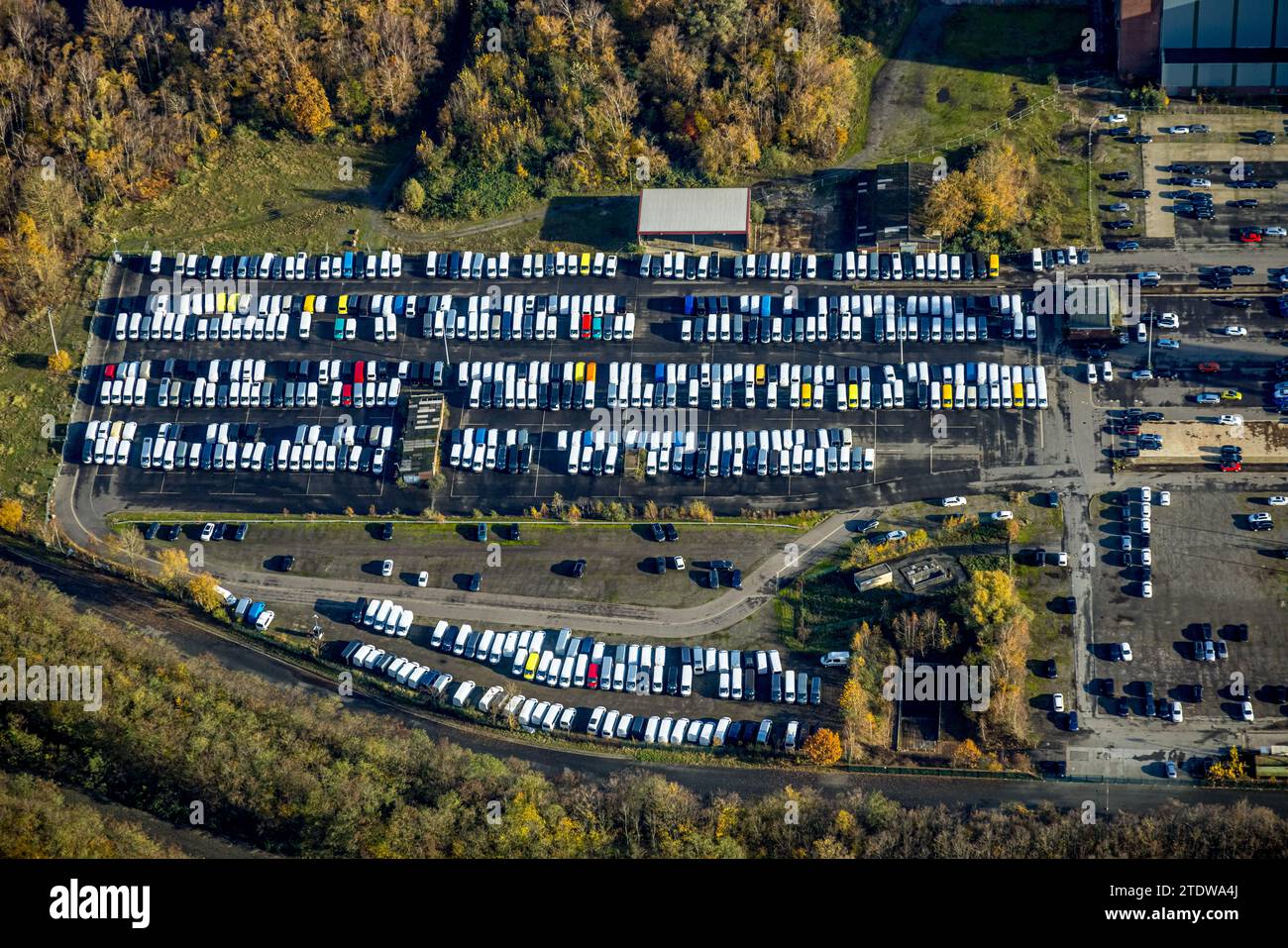 Vista aerea, parcheggio auto presso la miniera Franz Haniel 1/2, circondato da alberi decidui autunnali, Fuhlenbrock, Bottrop, area della Ruhr, North Rhine-Westph Foto Stock