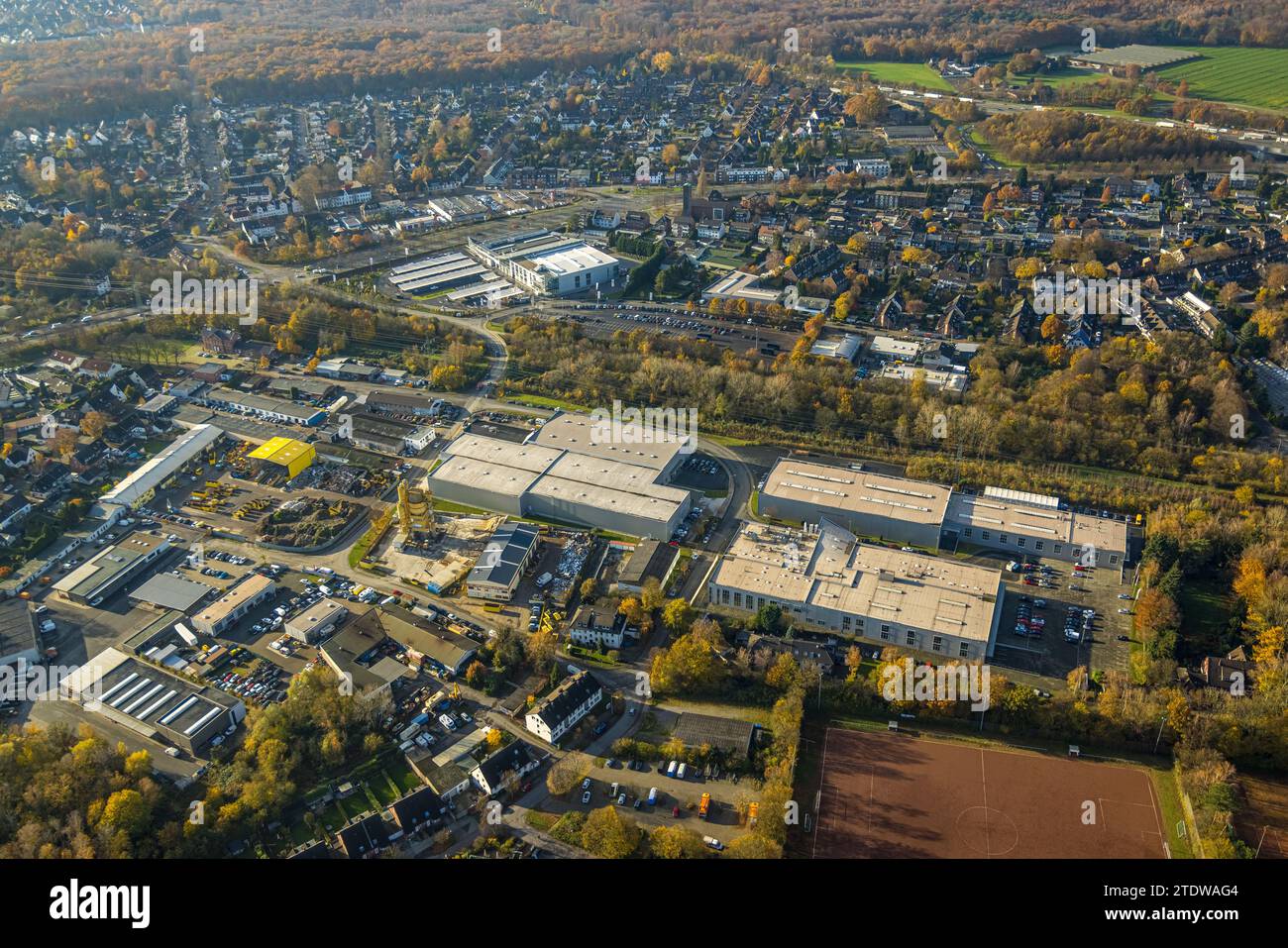 Vista aerea, zona industriale e commerciale Werkstraße, zona residenziale circondata da alberi decidui autunnali, Eigen, Bottrop, Ruhr, Renania settentrionale Foto Stock