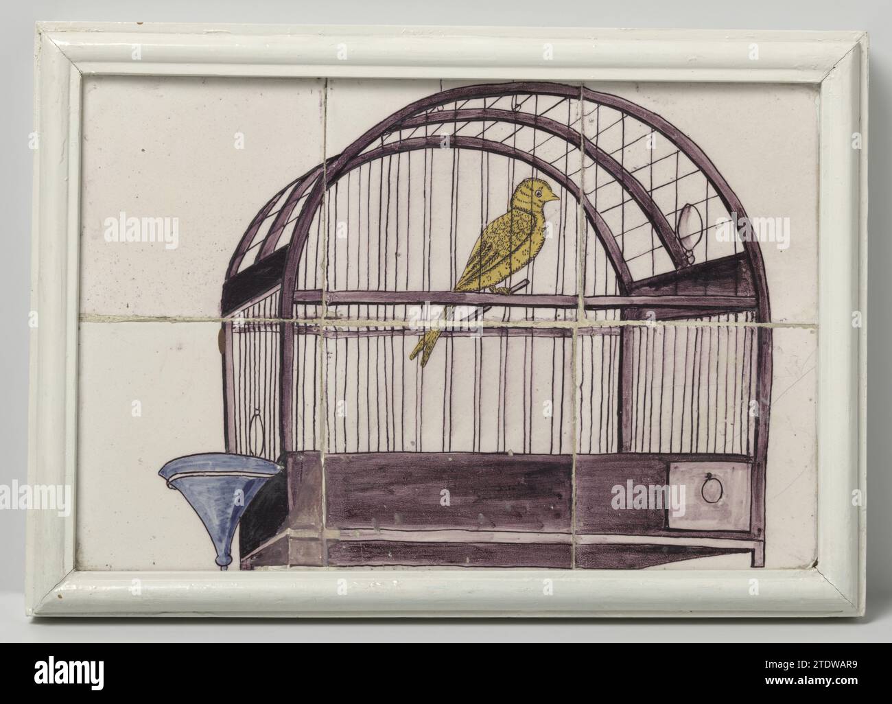 Tableau piastrelle, dipinto con una rappresentazione di una gabbia per uccelli, c. 1750 - c. 1800 tableau piastrelle di sei piastrelle (2x3), dipinte in viola, blu e giallo con una rappresentazione di una gabbia per uccelli con una ciotola per bere. Olanda . Tegole di sei piastrelle (2x3), dipinte in viola, blu e giallo con una rappresentazione di una gabbia per uccelli con una ciotola per bere. Olanda . Foto Stock
