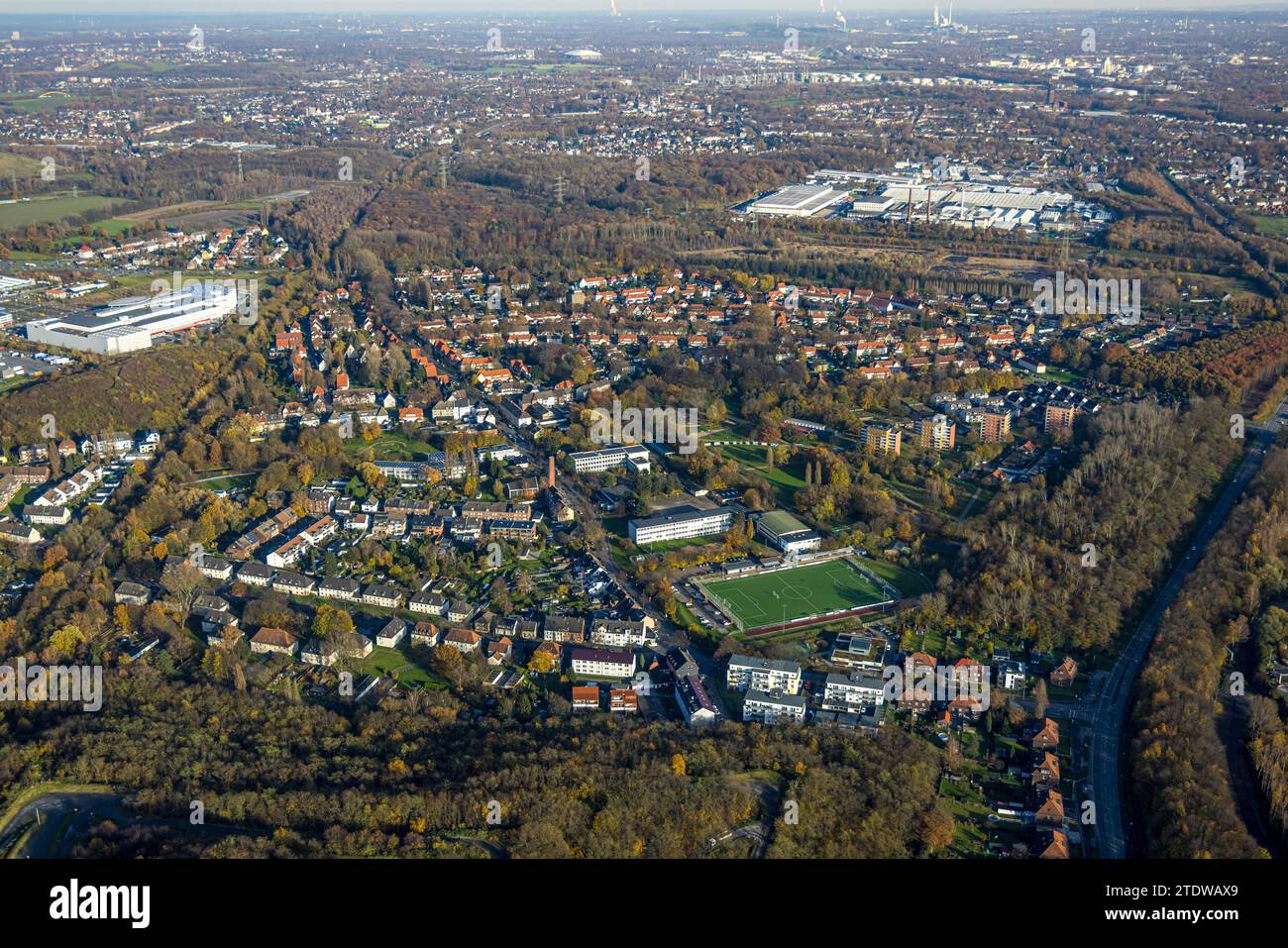 Vista aerea, parco Welheim, scuola elementare e secondaria Welheim am Park con campo da calcio dell'associazione di sostegno Barisspor Bottrop e.V. Foto Stock