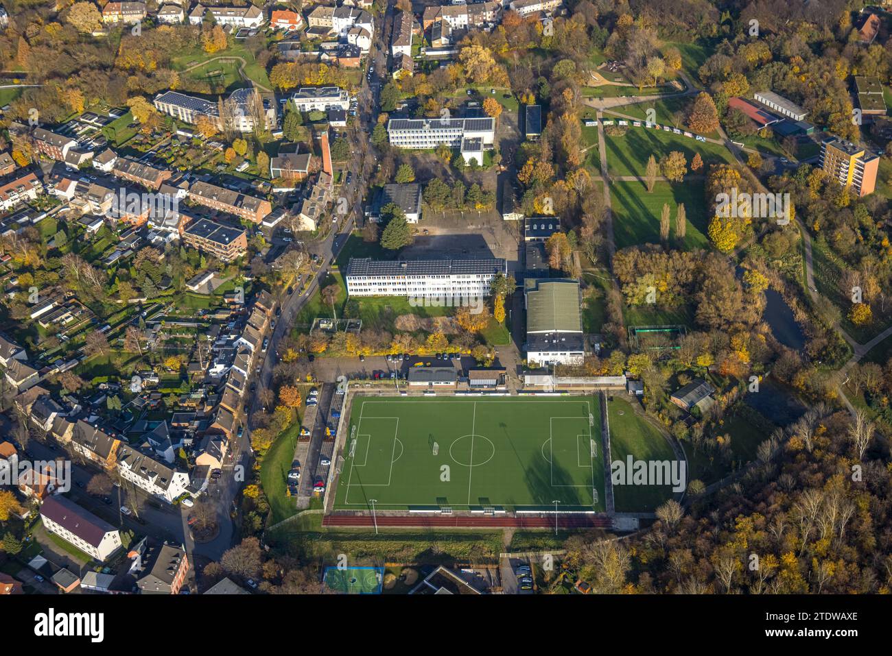 Veduta aerea, Parco Welheim, scuola elementare e secondaria Welheim am Park con campo da calcio dell'associazione di sostegno Barisspor Bottrop e.V. Foto Stock