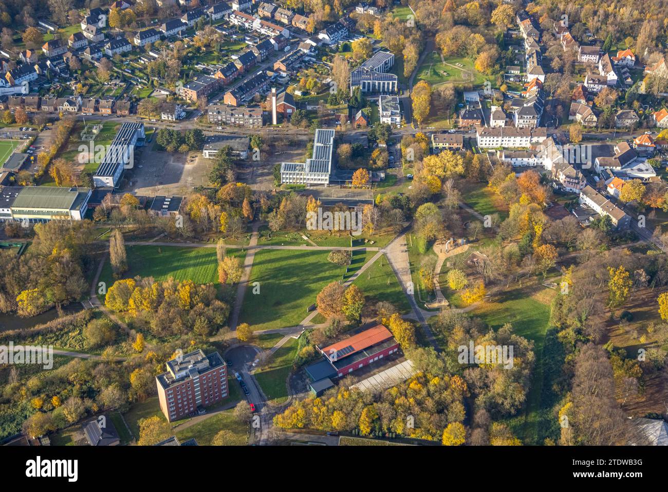 Vista aerea, parco e parco giochi Welheim, scuola elementare e secondaria di Welheim nel parco, circondato da alberi decidui autunnali, Welheim, Bottrop, Foto Stock