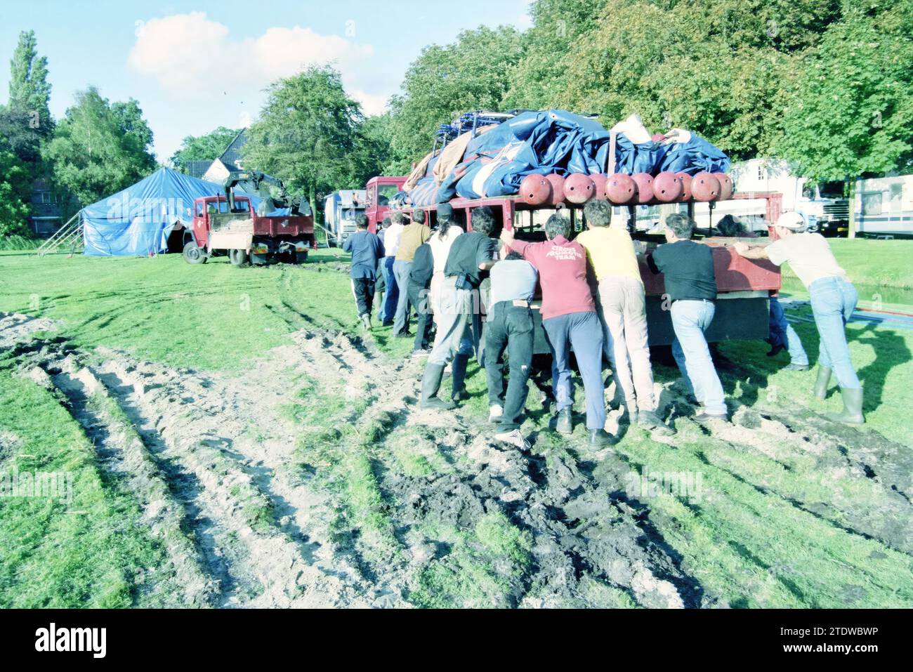 Allestimento di tende da circo, Heemstede, Heemstede, Paesi Bassi, 09-09-1998, Whizgle News dal passato, su misura per il futuro. Esplora le narrazioni storiche, l'immagine dell'agenzia olandese olandese con una prospettiva moderna, colmando il divario tra gli eventi di ieri e quelli di domani. Un viaggio senza tempo che delinea le storie che plasmano il nostro futuro Foto Stock