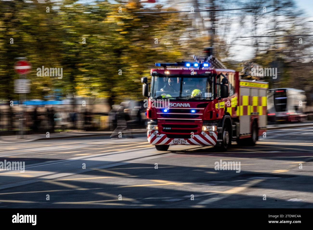 Motion Photo - Blue Light Scottish Fire & Rescue Scania P280 Fire Engine in Princes Street, Edimburgo, Scozia, Regno Unito, risposta a un'emergenza Foto Stock