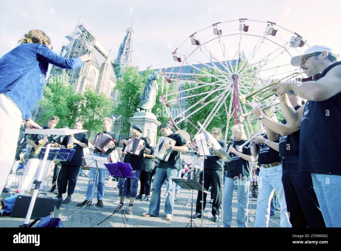 Haarlem Street Orchestra, Haarlem, Paesi Bassi, 29-08-2002, Whizgle News from the Past, su misura per il futuro. Esplora le narrazioni storiche, l'immagine dell'agenzia olandese olandese con una prospettiva moderna, colmando il divario tra gli eventi di ieri e quelli di domani. Un viaggio senza tempo che delinea le storie che plasmano il nostro futuro Foto Stock